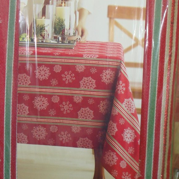 NEW 60" x 102" OBLONG Fabric TABLECLOTH Red Green Christmas Homestead Snowflake - Picture 3 of 11